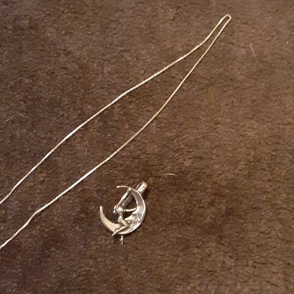 Silver chain an pendent
